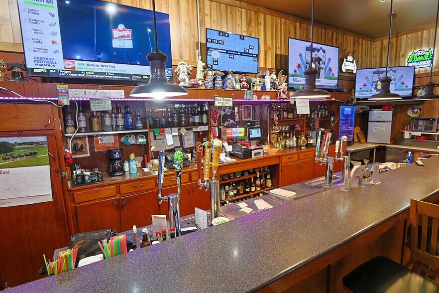 More Photos Of 702 Newmark St, Coos Bay Bar For Sale