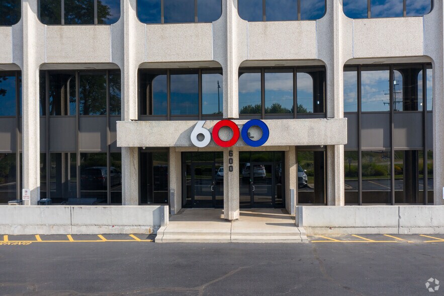 More Photos Of 600 22nd St, Oak Brook Office For Lease