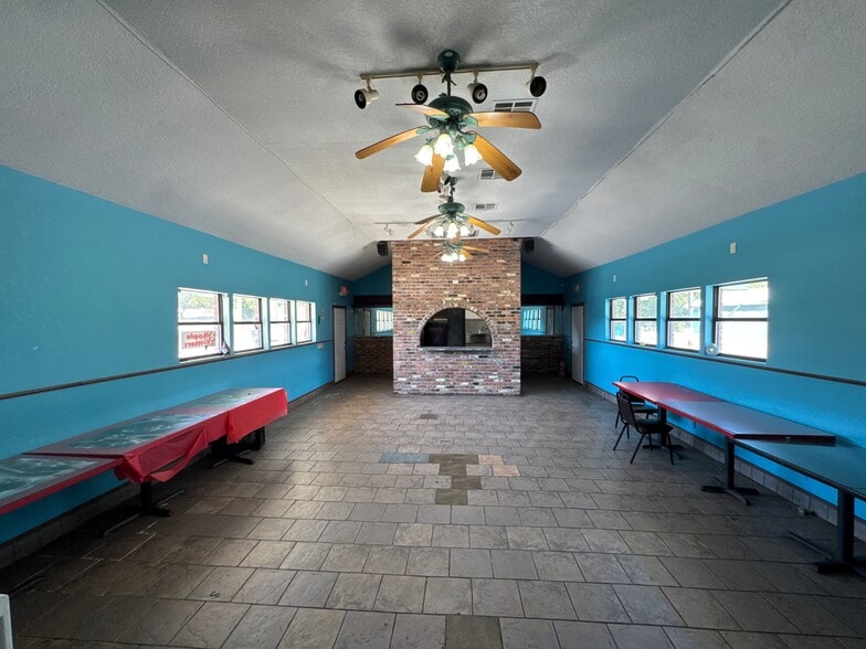 More Photos Of 520 W Broadway, Seminole Flex For Sale