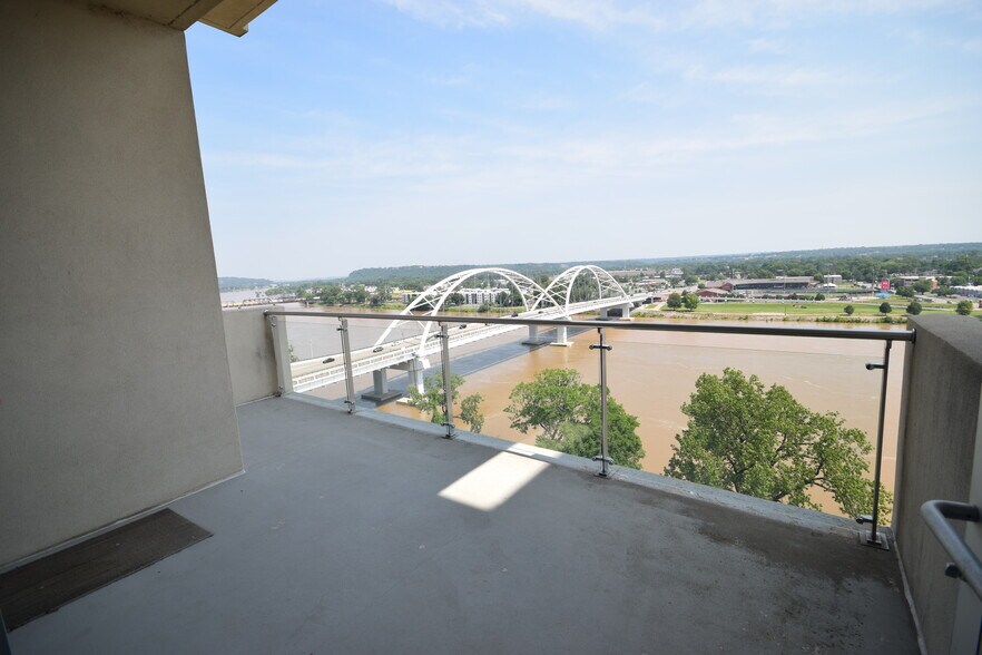 More Photos Of 5 Statehouse Plz, Little Rock Office For Sale