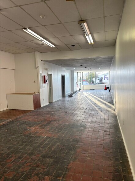 More Photos Of 369 Bank St, New London Storefront Retail Residential For Lease