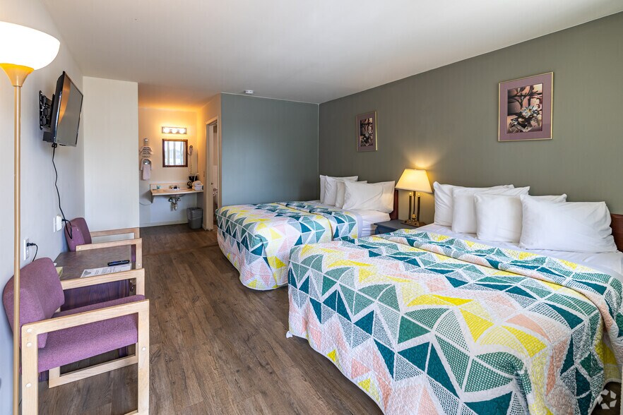 More Photos Of 910 River Rd, Wisconsin Dells Hotel For Sale