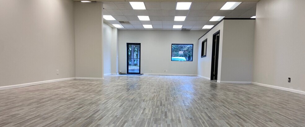More Photos Of 517 N Lake Ave, Twin Lakes Showroom For Lease