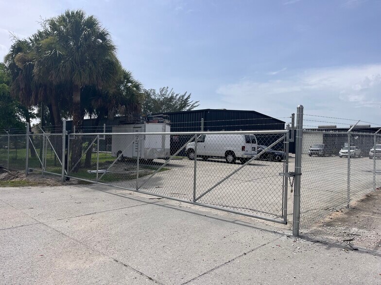 More Photos Of 3963 Exchange Ave, Naples Warehouse For Lease