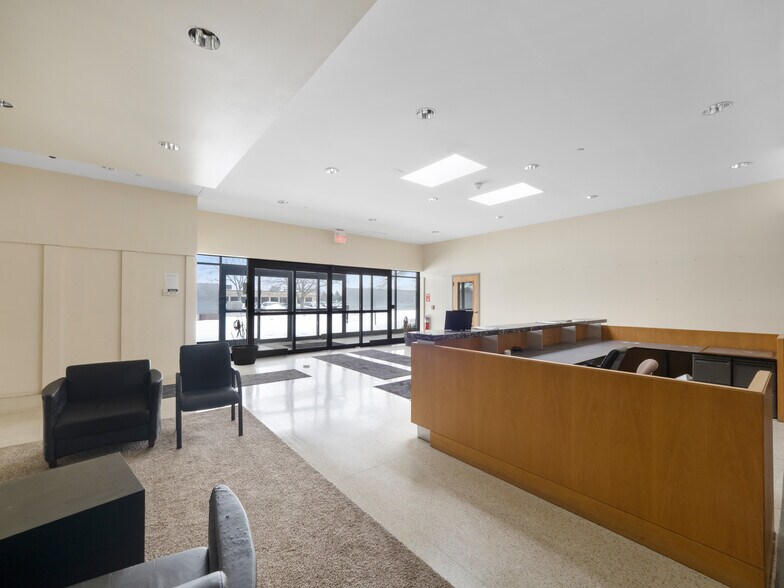 More Photos Of 1400 S Wolf Rd, Wheeling Office For Sale