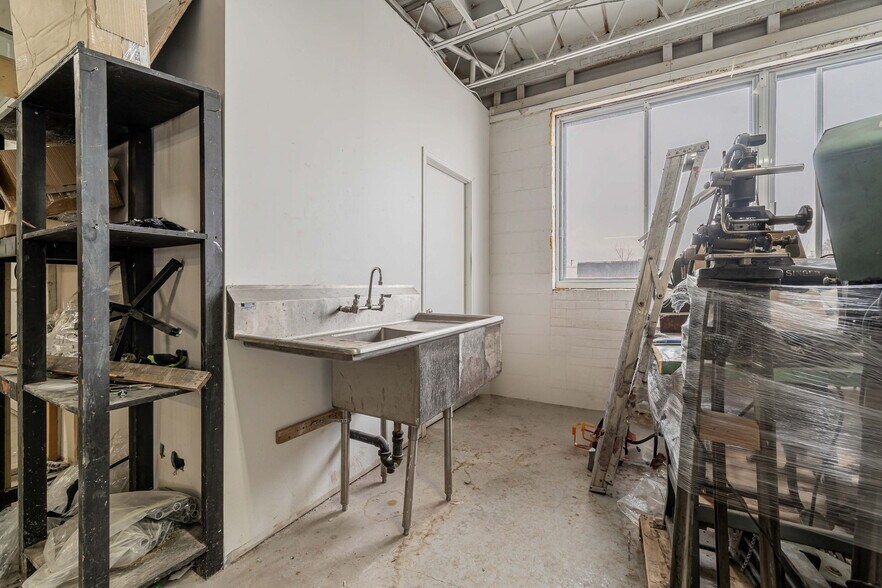 More Photos Of 8515 Av 9e, Montréal Light Manufacturing For Lease