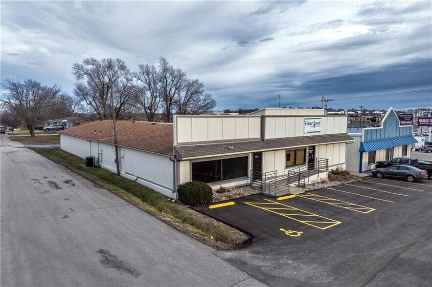 More Photos Of 2327 N Belt Hwy, Saint Joseph General Retail For Lease