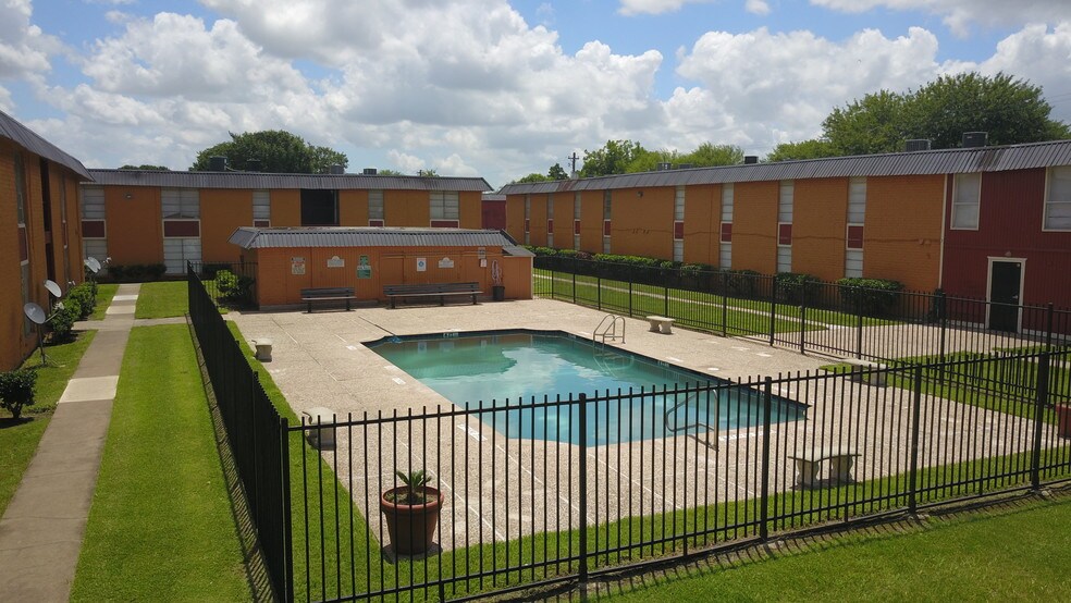 More Photos Of 701 Preston, Pasadena Apartments For Sale