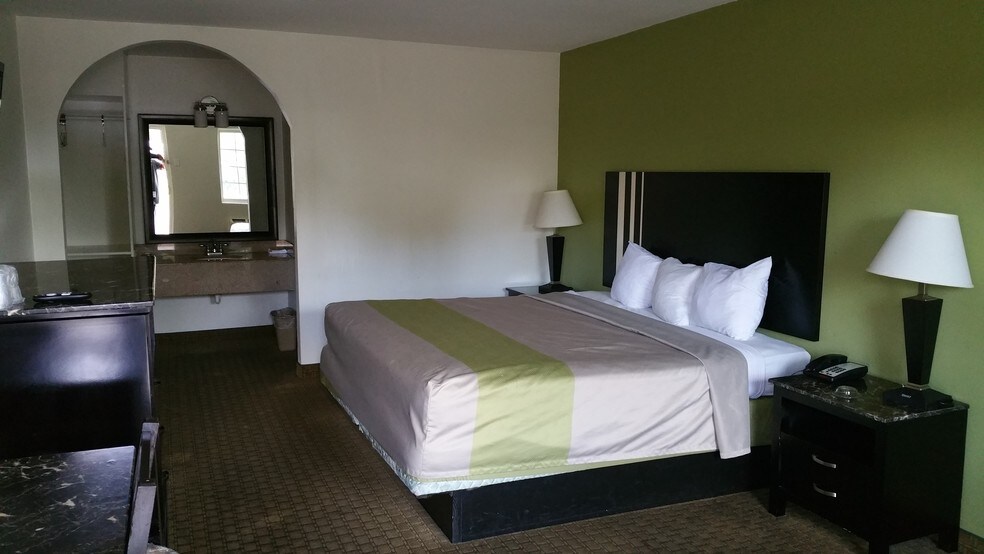 More Photos Of 1605 N University Ave, Lafayette Hotel For Sale