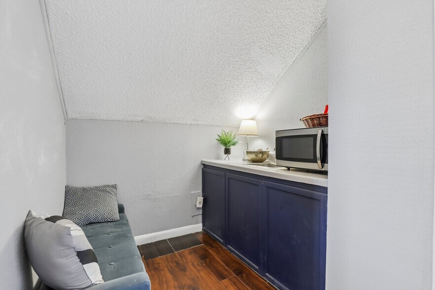More Photos Of 421 Howard St, San Antonio Hospitality For Sale