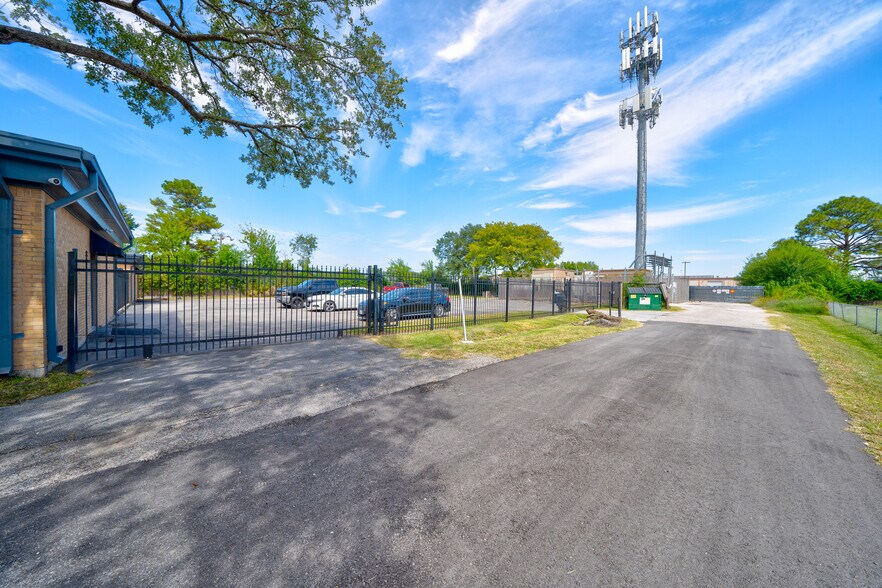 More Photos Of 9941 Rowlett Rd, Houston Medical For Lease