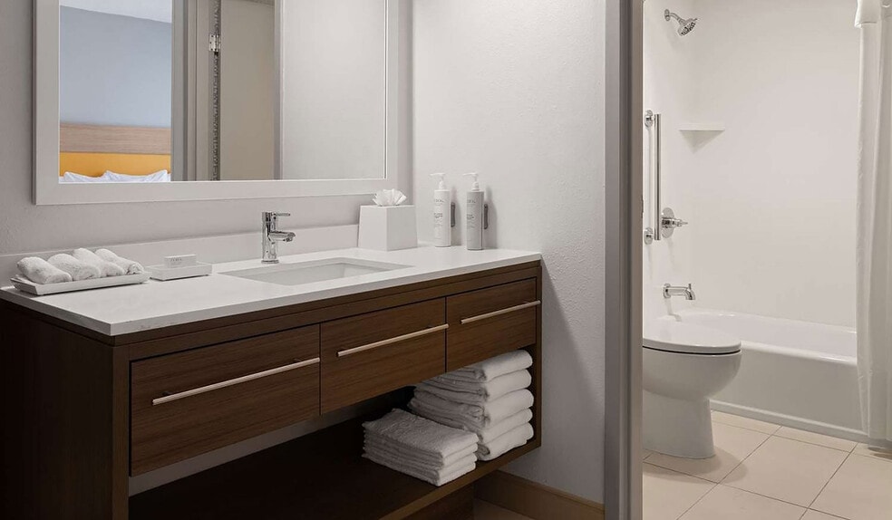 More Photos Of 9104 Keystone Crossing, Indianapolis Hotel For Sale