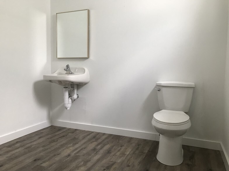 More Photos Of 823 E 66th St, Savannah Medical For Sale