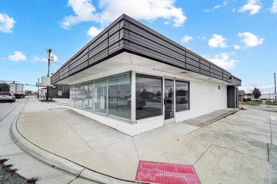 More Photos Of 994 E Market St, Celina Freestanding For Sale