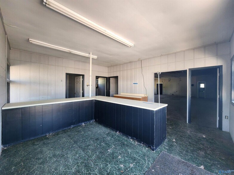 More Photos Of 126 2nd St NW, Hamilton Freestanding For Sale