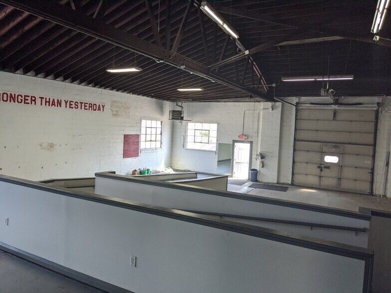 More Photos Of 250 S Kinzie Ave, Bradley Flex For Sale