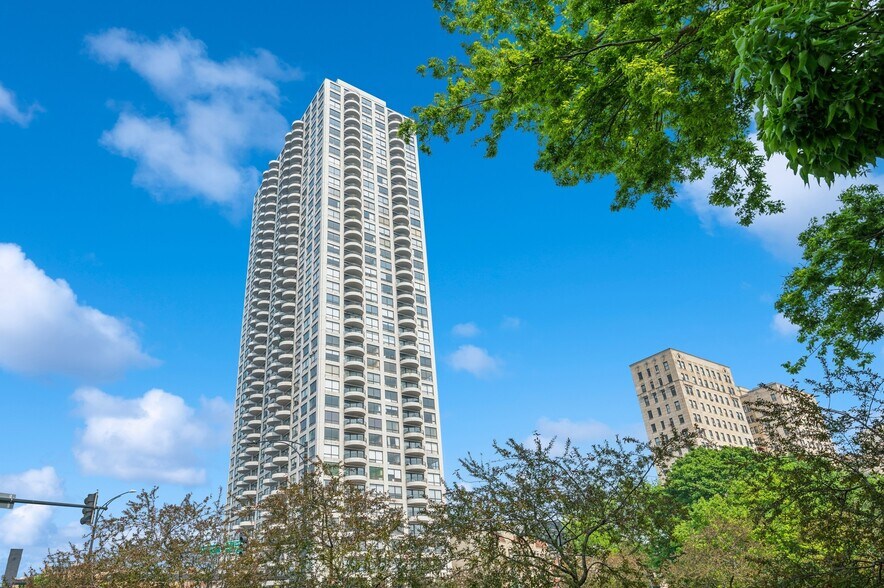 More Photos Of 2020 N Lincoln Park West, Chicago Apartments For Sale