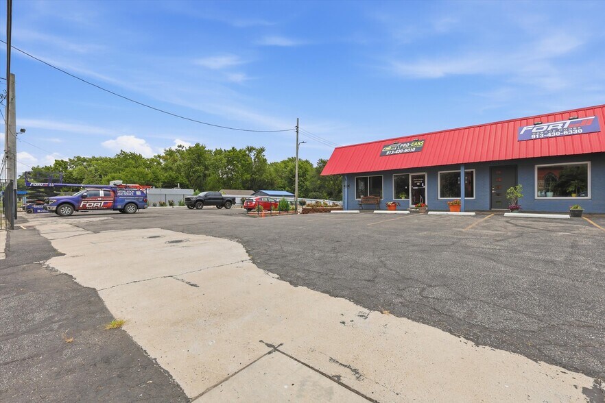 More Photos Of 7511 Leavenworth Rd, Kansas City Auto Repair For Sale
