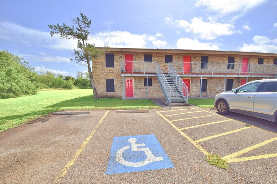 More Photos Of 303-511 E Reagan Rd, Beeville Multifamily For Sale