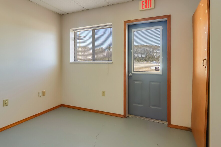 More Photos Of 125 S Industrial Dr, Buckley Distribution For Lease