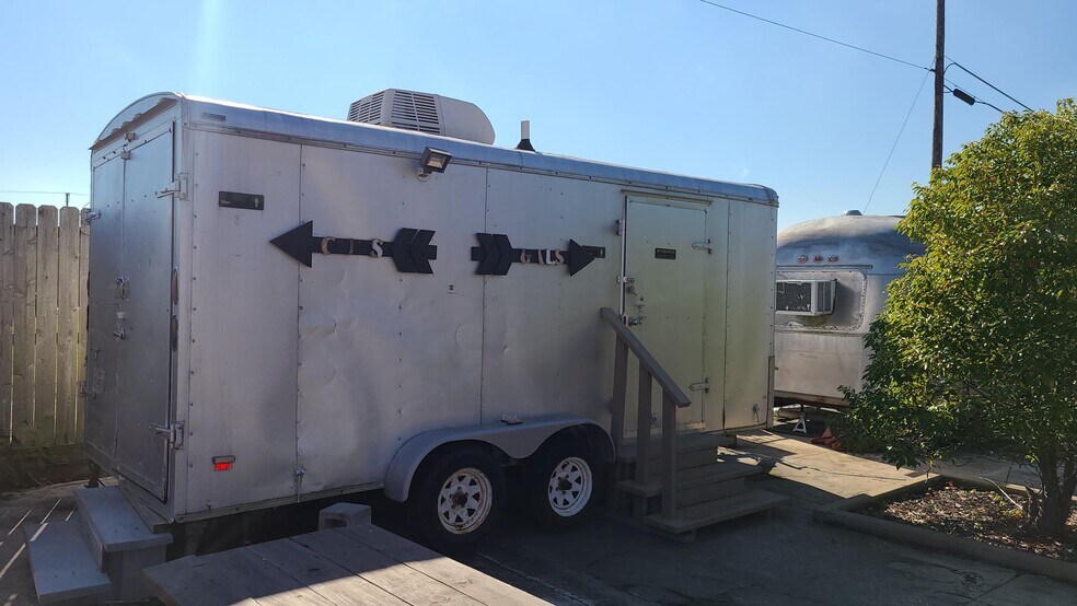 More Photos Of 622 6th St N, Texas City Bar For Lease