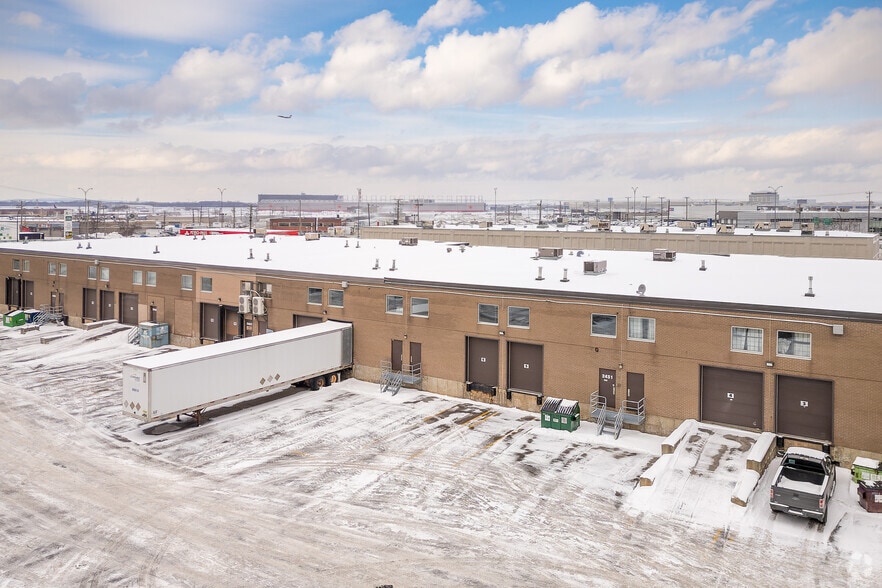 More Photos Of 2401-2465 Ave 46th, Montréal Warehouse For Lease