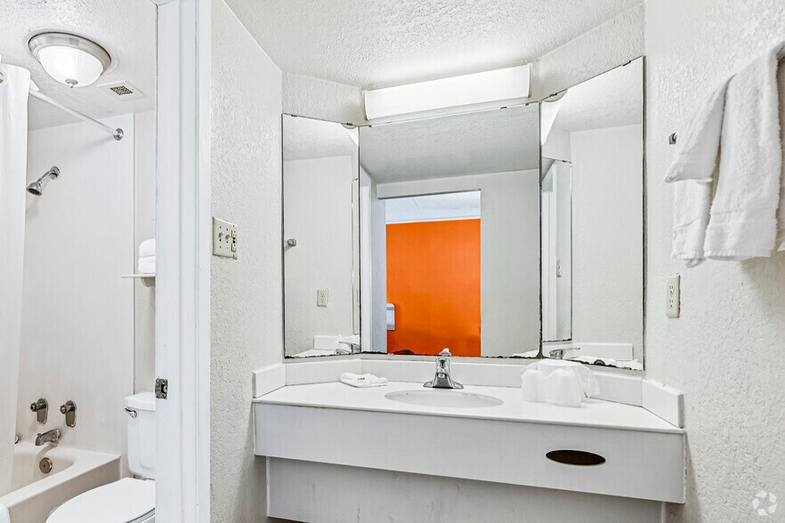 More Photos Of 1035 Martin Luther King Jr Dr, Monroe Hotel For Sale