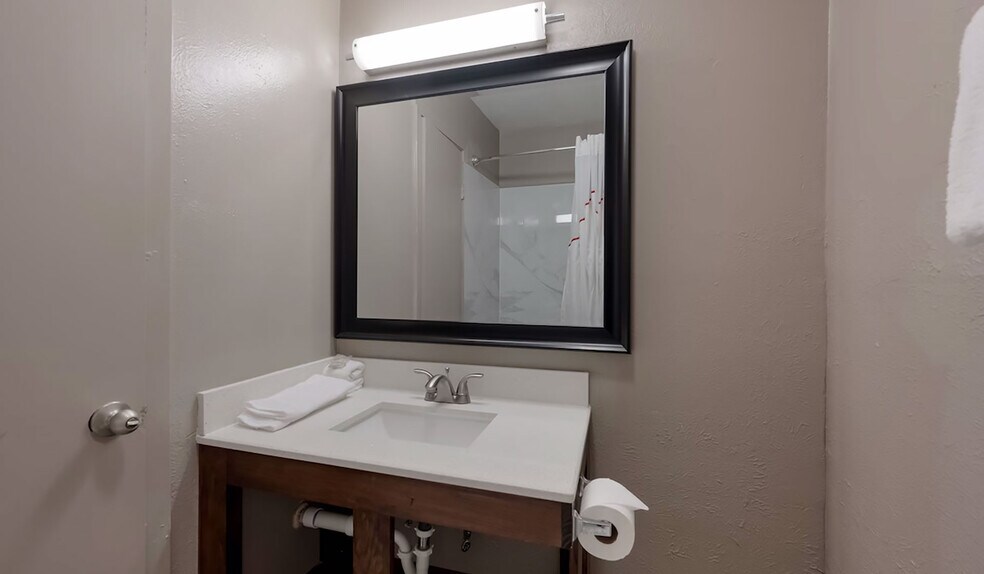 More Photos Of 203 N I-45, Madisonville Hotel For Sale