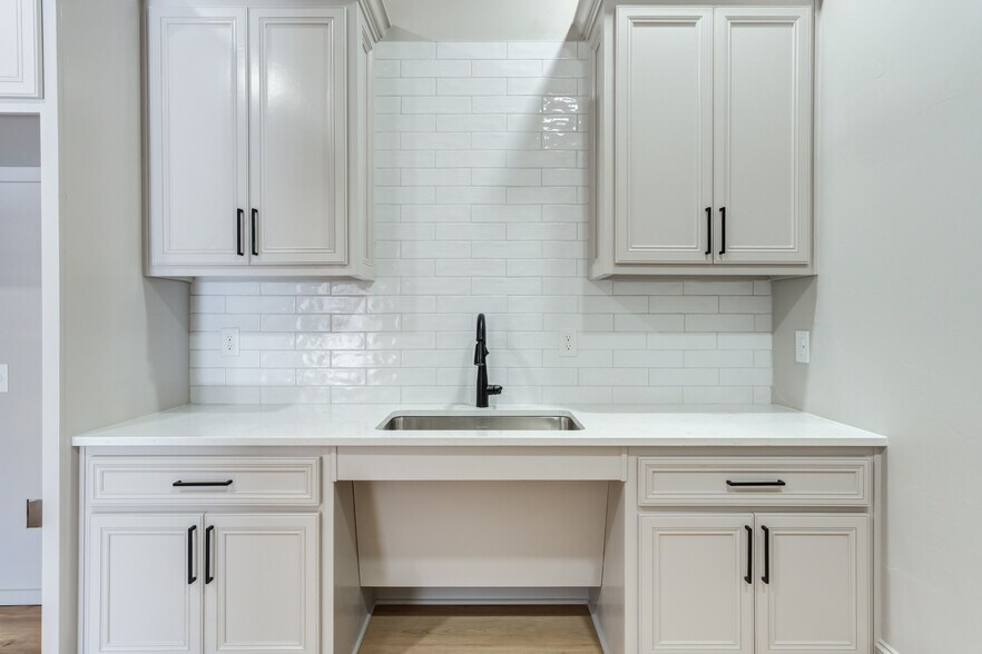 More Photos Of 1420 N Slide Rd, Lubbock Unknown For Lease