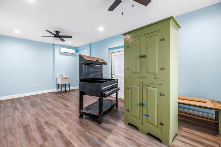 More Photos Of 559 49th St S, Saint Petersburg Storefront For Lease