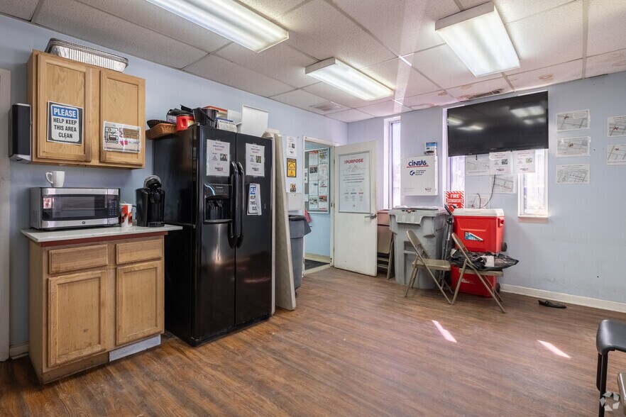 More Photos Of 3920 Ogeechee Rd, Savannah Service For Sale