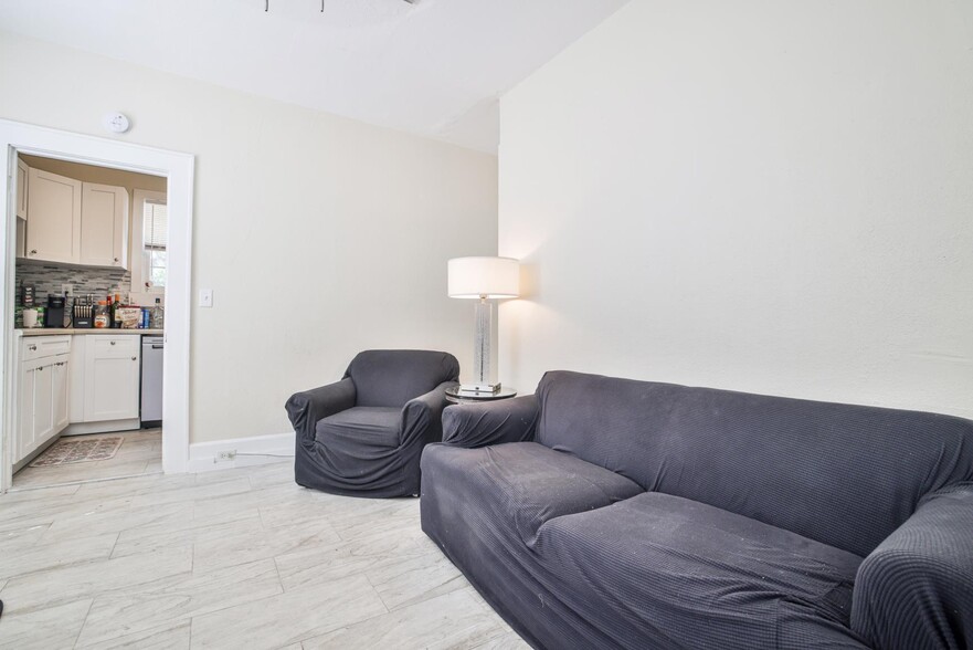 More Photos Of 1013 Drew St, Clearwater Apartments For Lease