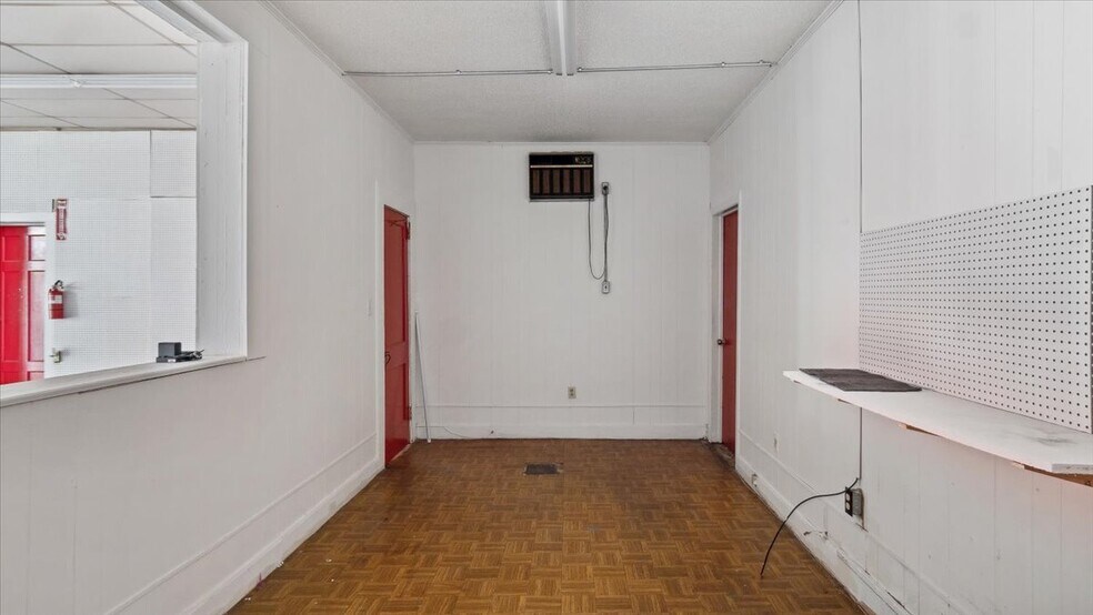 More Photos Of 123 N Main St, Warrenton Storefront For Sale