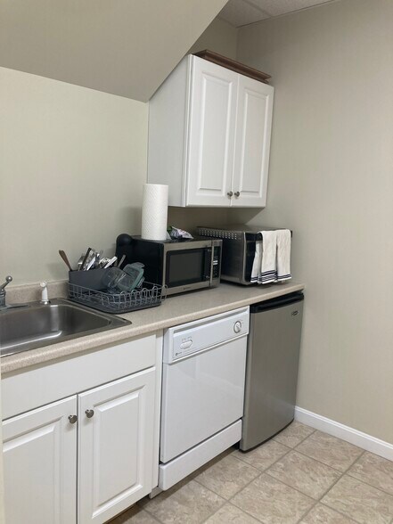 More Photos Of 19 Batchelder Rd, Seabrook Office Residential For Lease