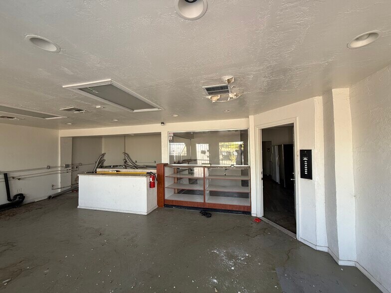 More Photos Of 1605 W Latham St, Phoenix Convenience Store For Lease