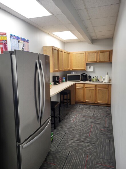 More Photos Of 8465 Keystone Crossing, Indianapolis Office Residential For Lease