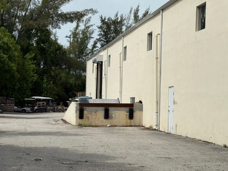 More Photos Of 3308 W 45th St, West Palm Beach Showroom For Lease