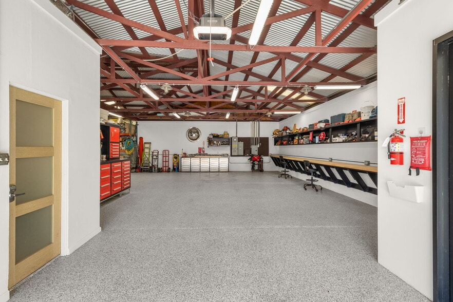 More Photos Of 133 Sunnyway Dr, Ventura Warehouse For Lease