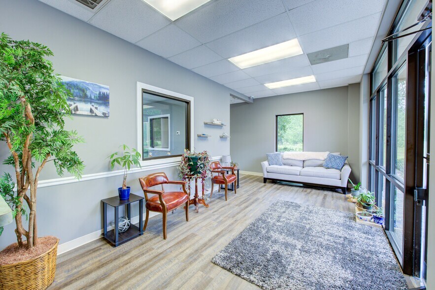 More Photos Of 475 Industrial Dr, Lexington Showroom For Sale
