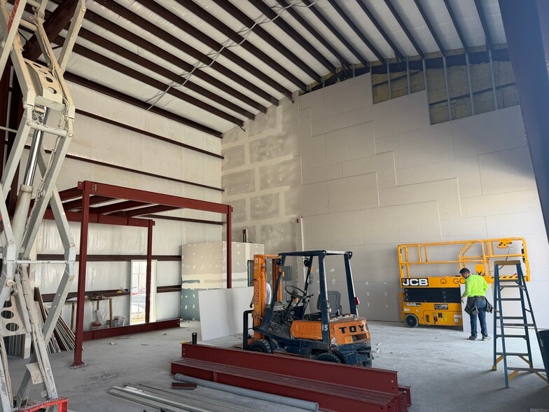 More Photos Of 11237 Rojas Dr, El Paso Freestanding For Lease