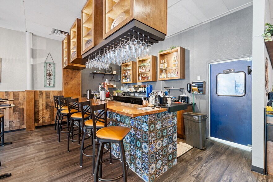 More Photos Of 516 Main St, Longmont Bar For Sale