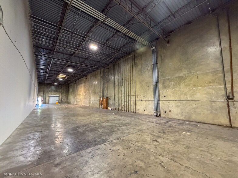 More Photos Of 1057 Ellis Rd N, Jacksonville Warehouse For Lease