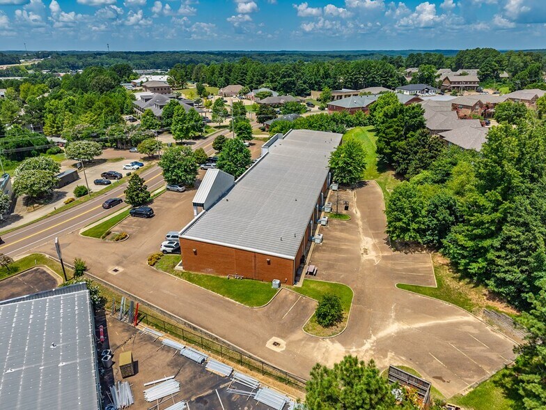 More Photos Of 304 Heritage Dr, Oxford General Retail For Sale