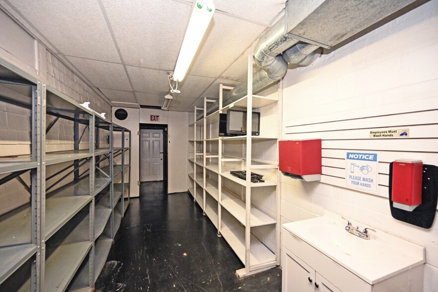 More Photos Of 6999 Colerain Ave, Cincinnati Storefront Retail Office For Lease