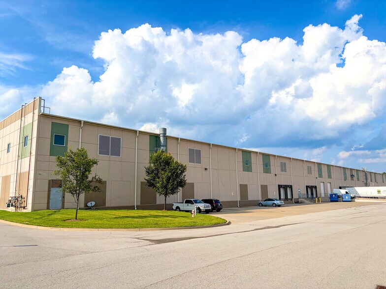 More Photos Of 2601 Stanley Gault Pky, Louisville Warehouse For Lease