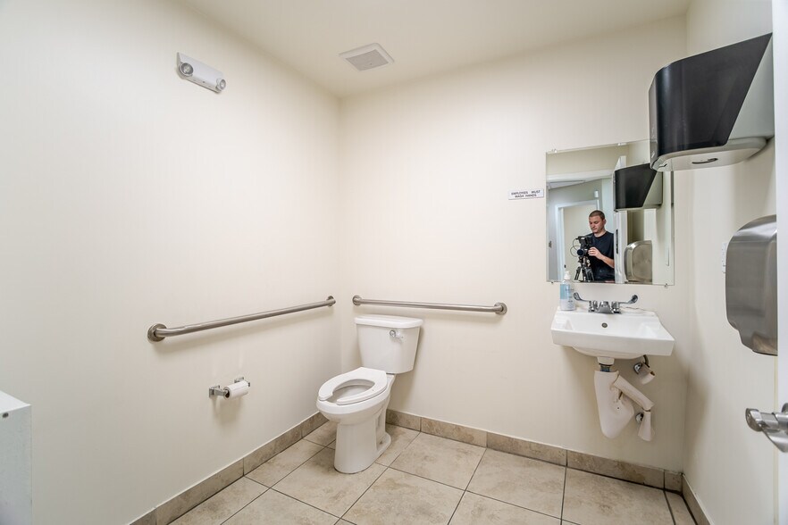 More Photos Of 1015 NW 72nd St, Miami Warehouse For Sale