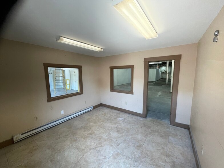 More Photos Of 100 Business St, Hyde Park Unknown For Lease