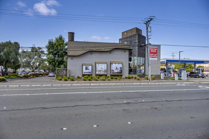 More Photos Of 1125 W Steele Ln, Santa Rosa Freestanding For Lease