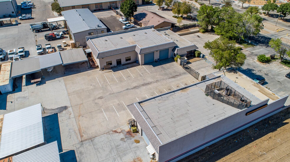 More Photos Of 39126-39130 3rd St E, Palmdale Service For Sale