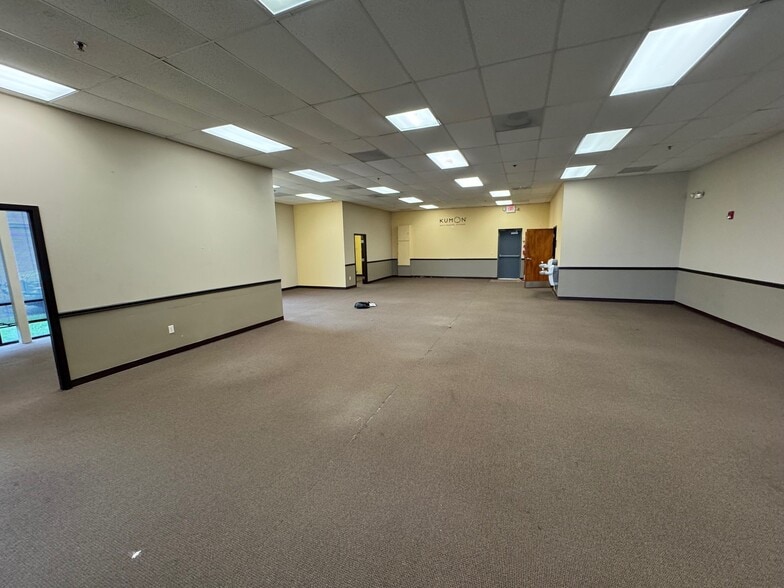 More Photos Of 8311-8351 W 135th St, Overland Park Storefront Retail Office For Lease